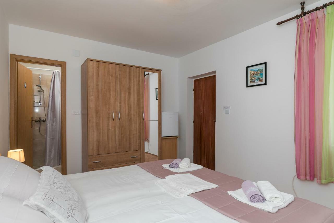 Mini Apartment Petra - Rooms Purple & Green With Kitchen And Garden Дубровник Екстер'єр фото