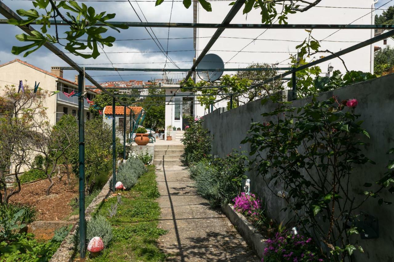 Mini Apartment Petra - Rooms Purple & Green With Kitchen And Garden Дубровник Екстер'єр фото